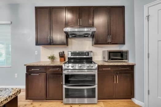Riverton House: 585 W Life Dr