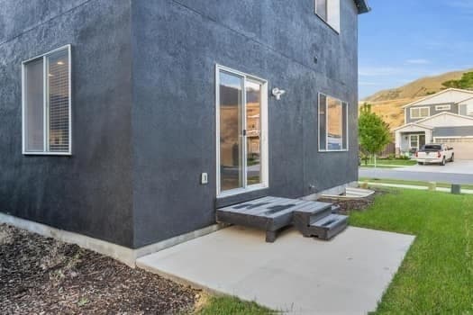 Riverton House: 585 W Life Dr