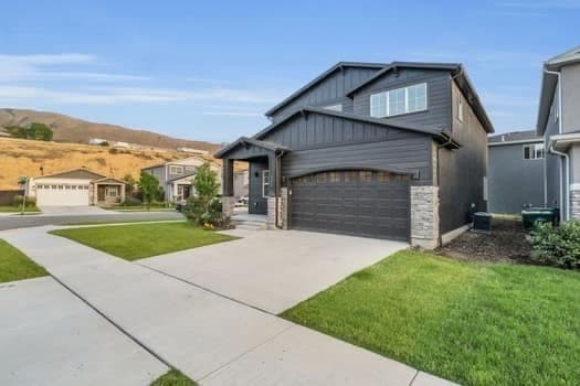Riverton House: 585 W Life Dr