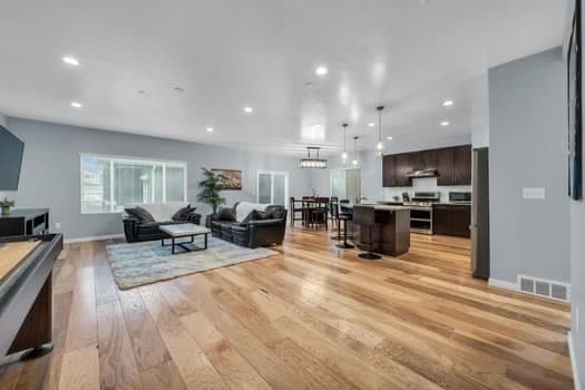 Riverton House: 585 W Life Dr