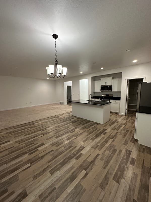 Saratoga Springs House: 354 E Black Creek Ln