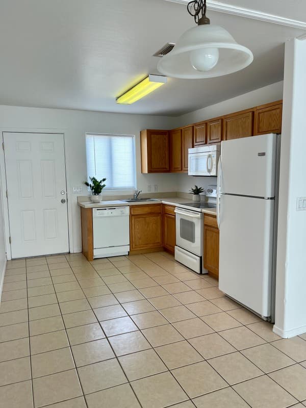 Eloy Apartment: 3940 N Kioha Dr