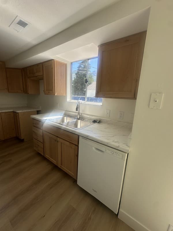 Sandy House: 2704 E Creek Rd