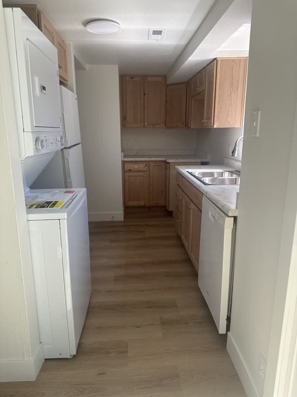 Sandy House: 2704 E Creek Rd
