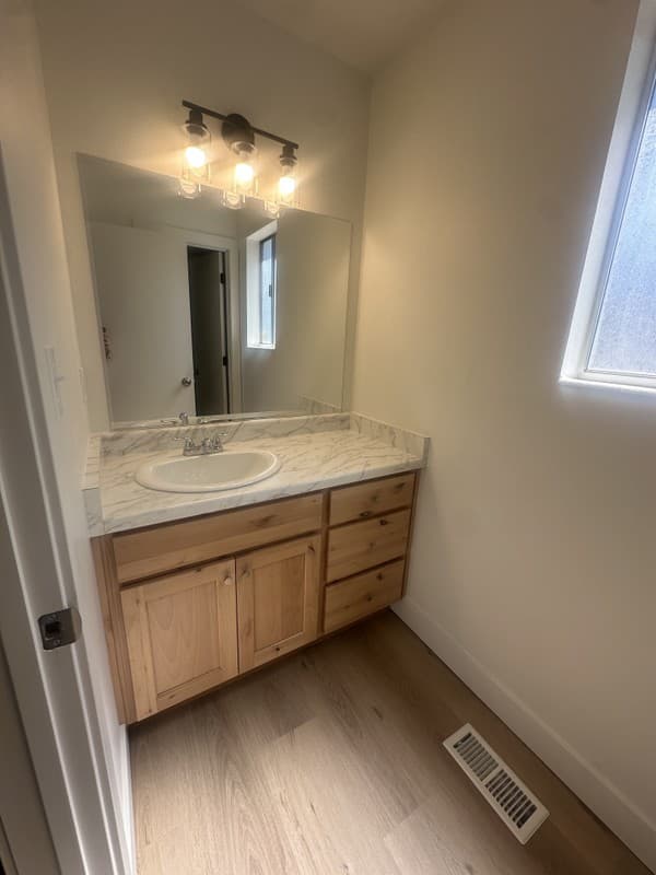 Sandy House: 2704 E Creek Rd