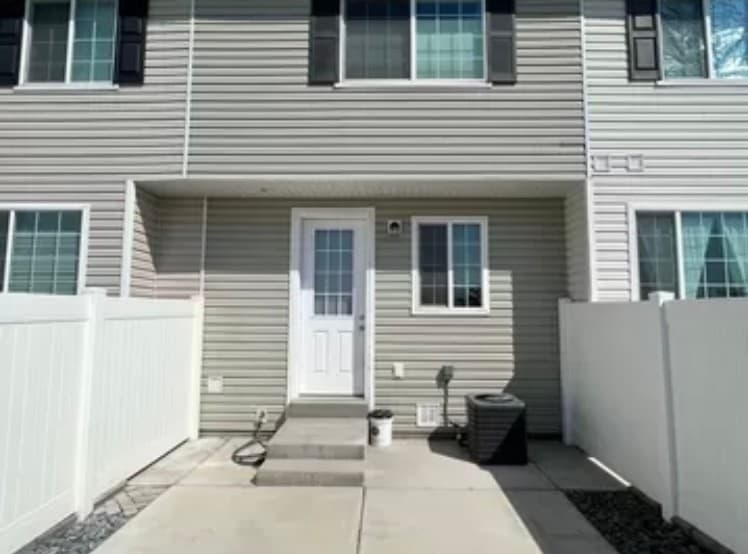Salem Townhome: 683 N 150 E