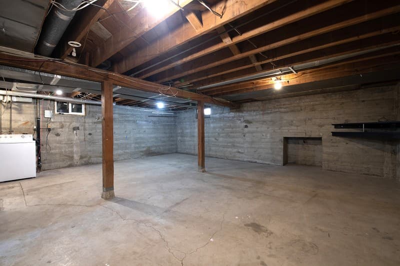 Midvale House: 276 W Arizona Dr