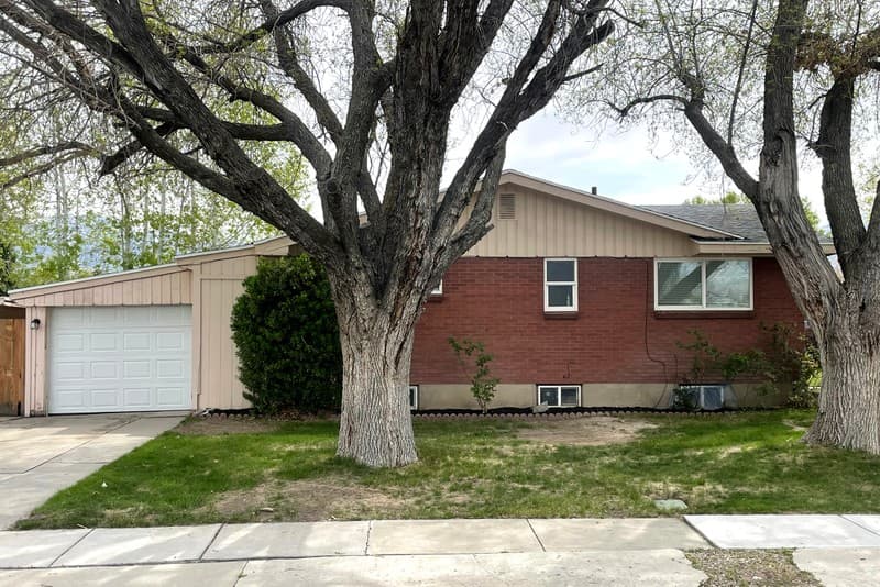 Midvale House: 276 W Arizona Dr