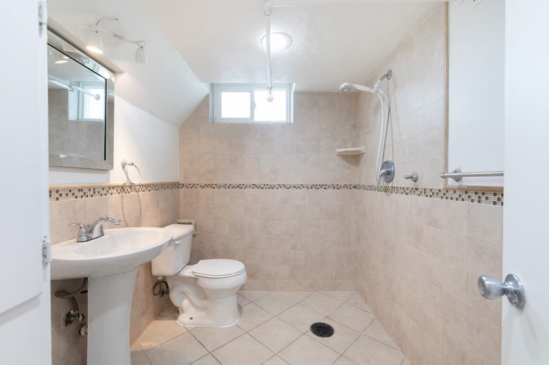 Midvale House: 276 W Arizona Dr