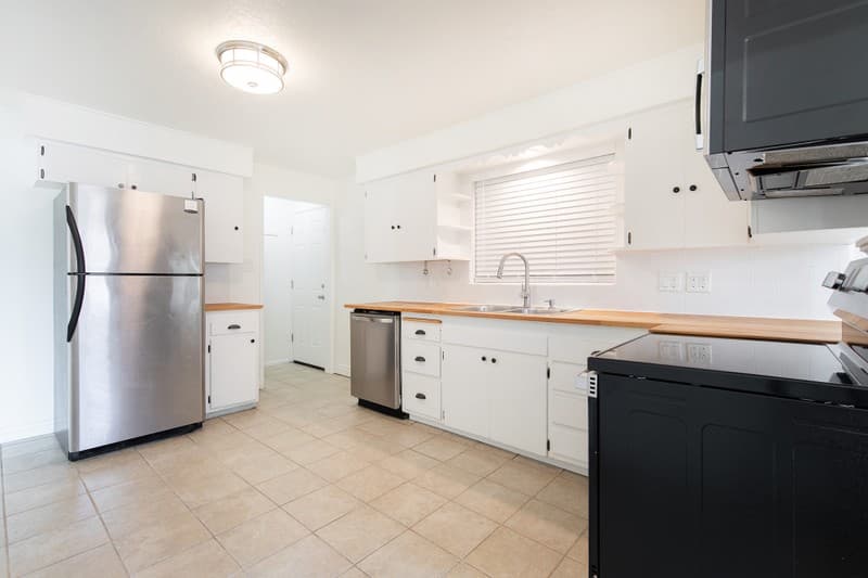 Midvale House: 276 W Arizona Dr
