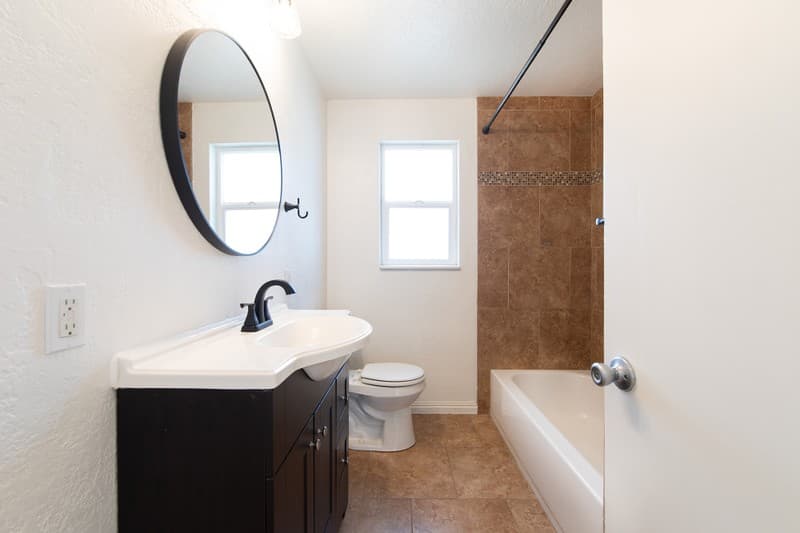 Midvale House: 276 W Arizona Dr