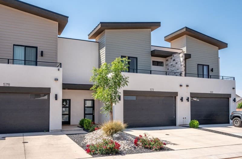 Washington Townhome: 572 E Elmbrook Dr