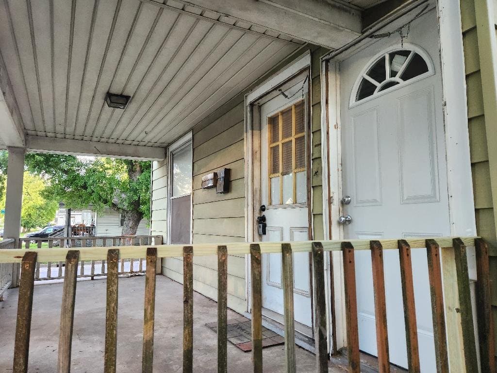 Decatur House: 1975 E North St