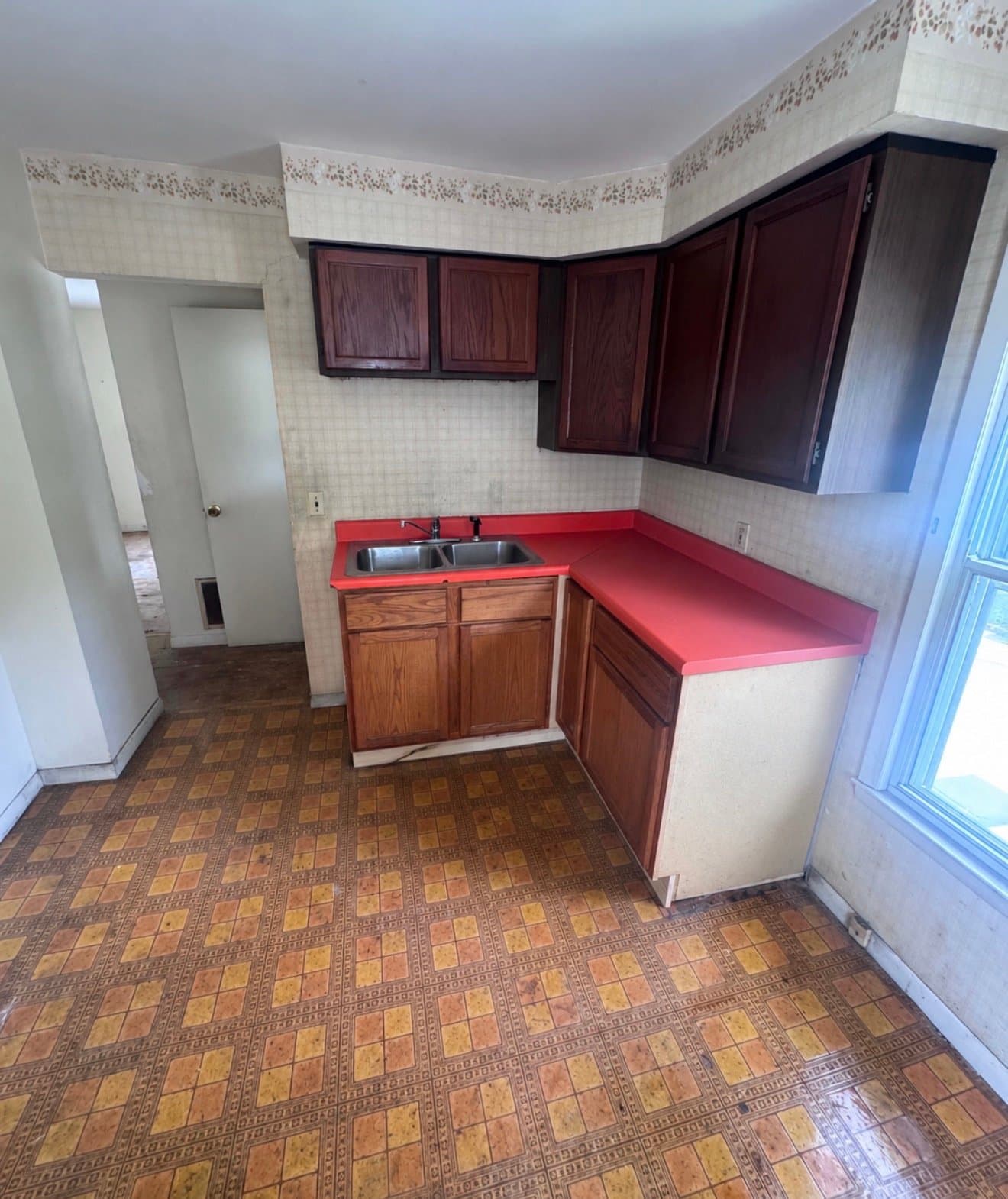 Decatur House: 1975 E North St