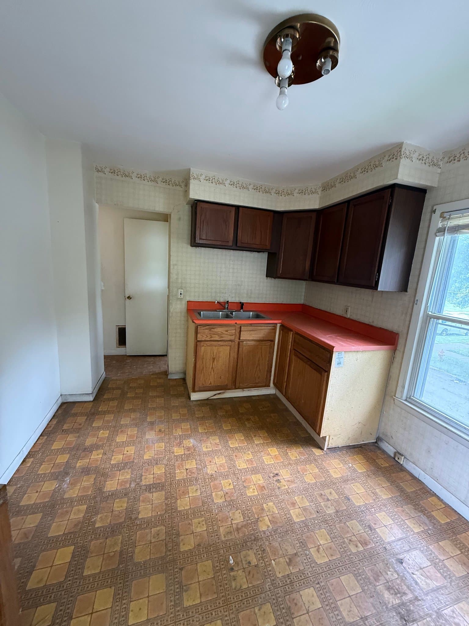 Decatur House: 1975 E North St
