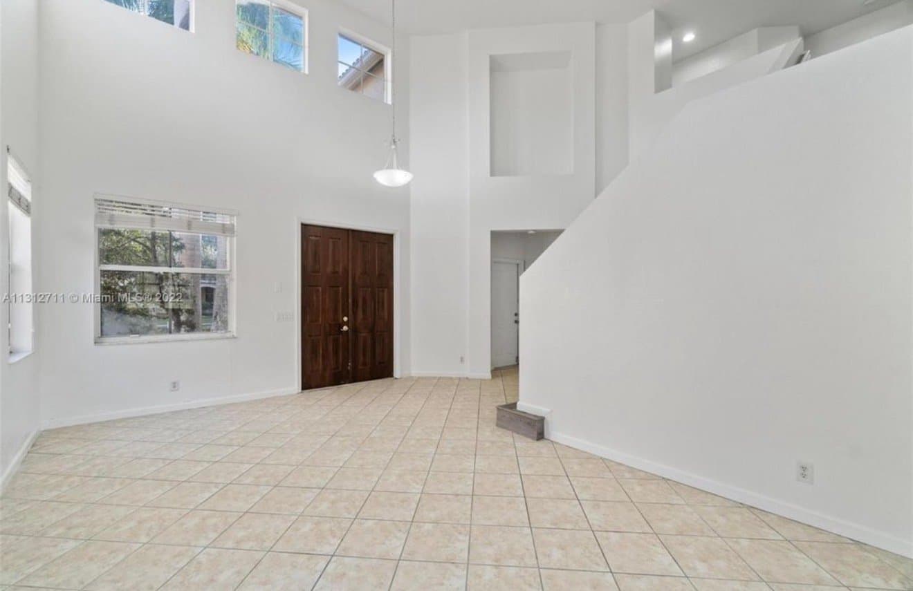 Weston House: 736 Tulip Cir