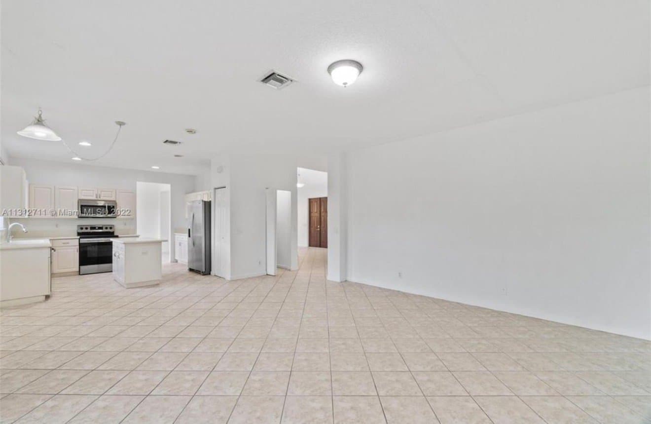 Weston House: 736 Tulip Cir