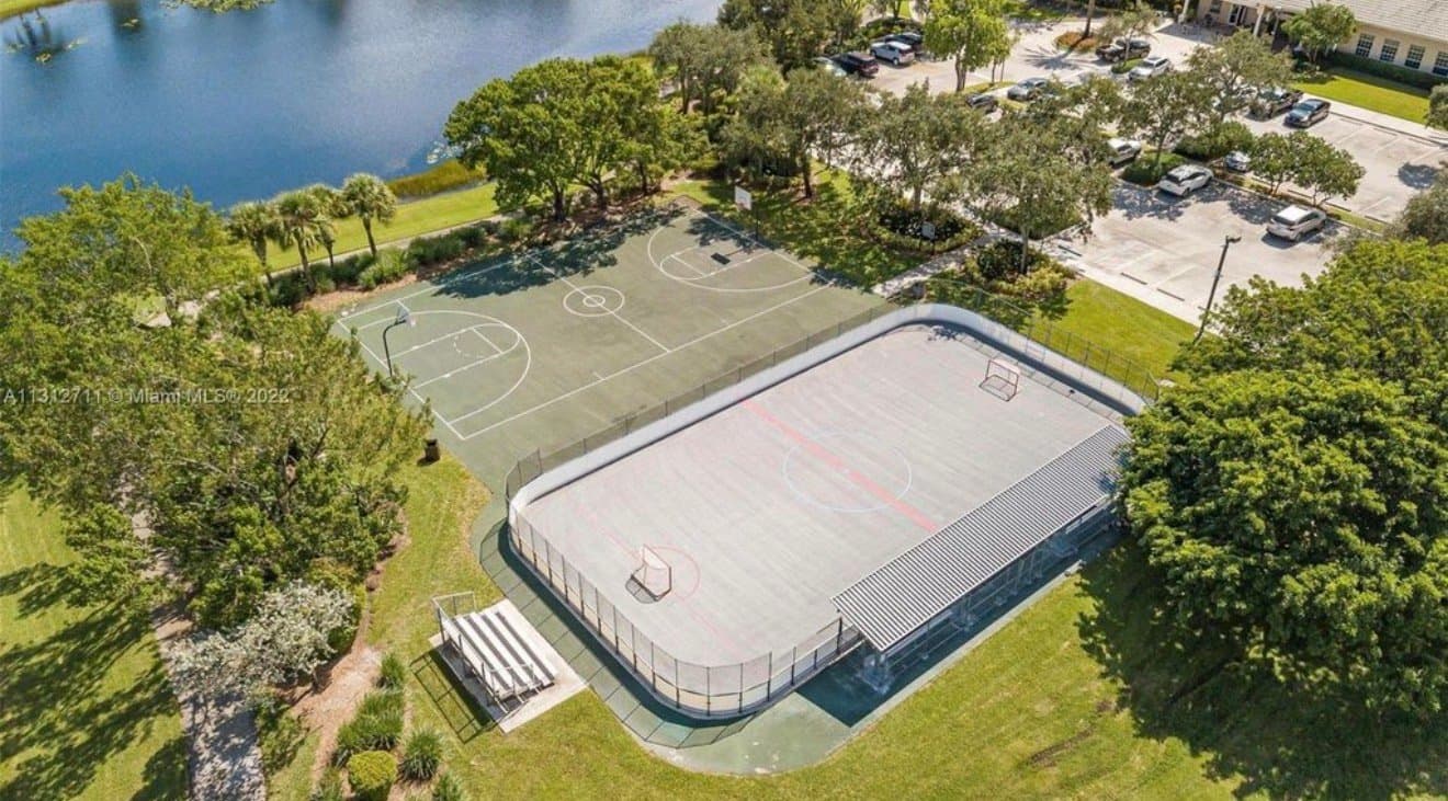 Weston House: 736 Tulip Cir