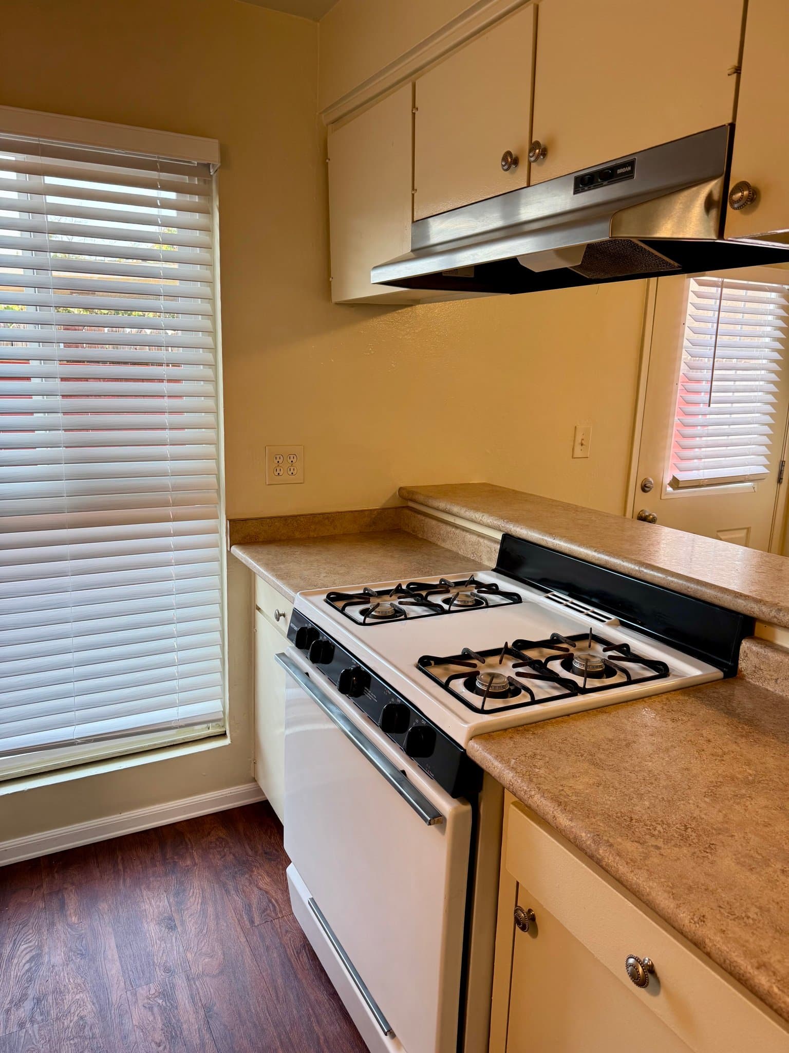 Costa Mesa Apartment: 1978 Maple Ave.