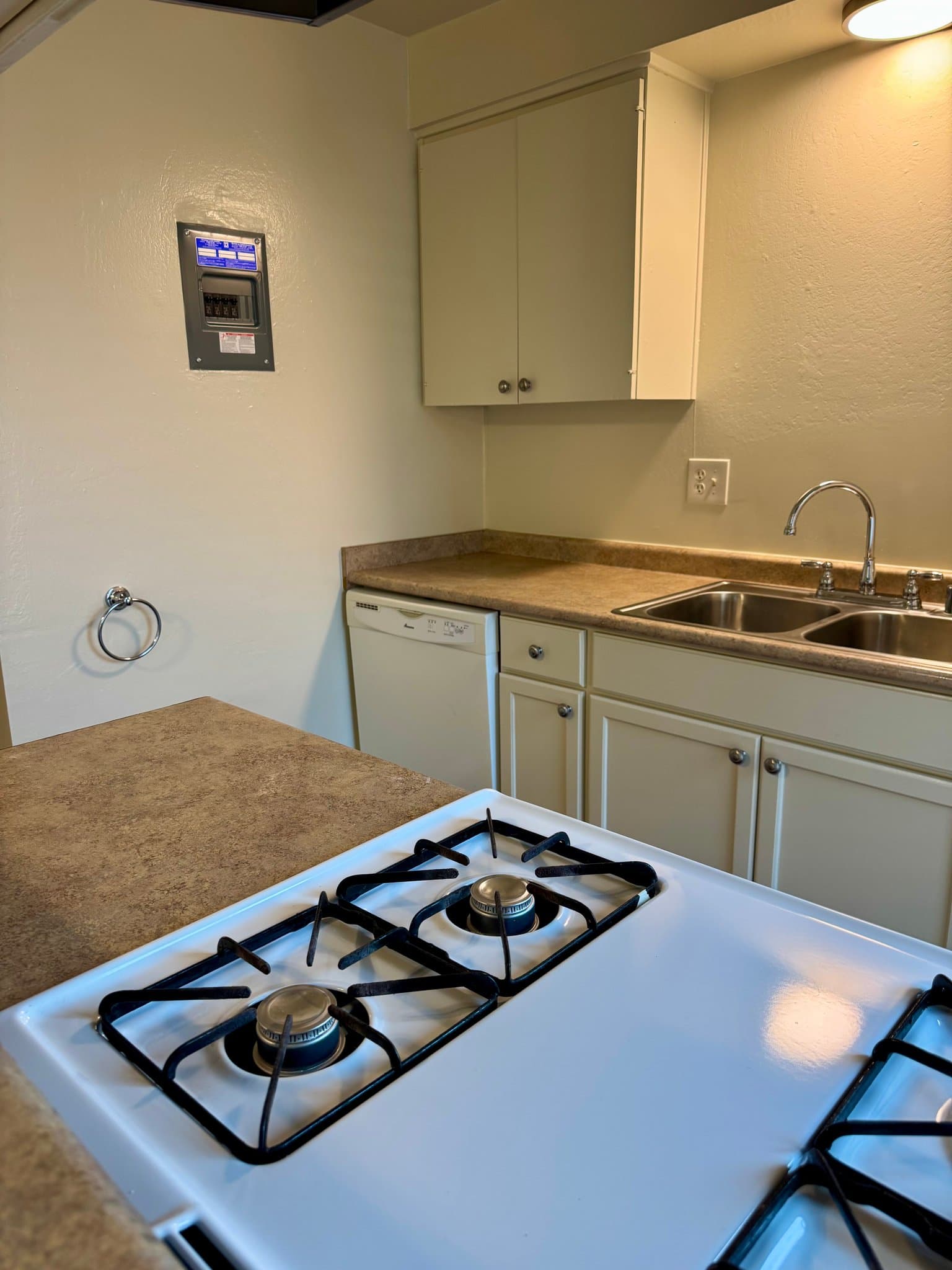 Costa Mesa Apartment: 1978 Maple Ave.