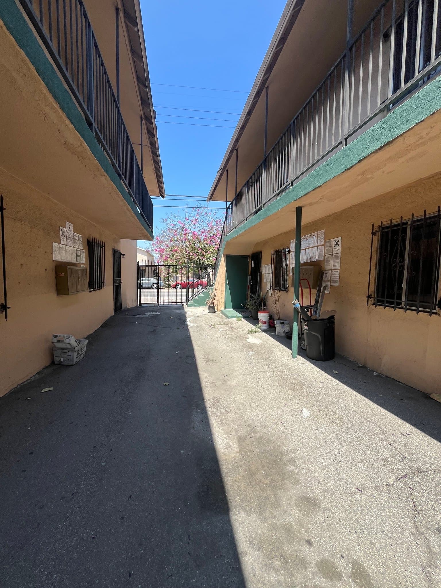 Los Angeles Apartment: 7400 S Hoover St