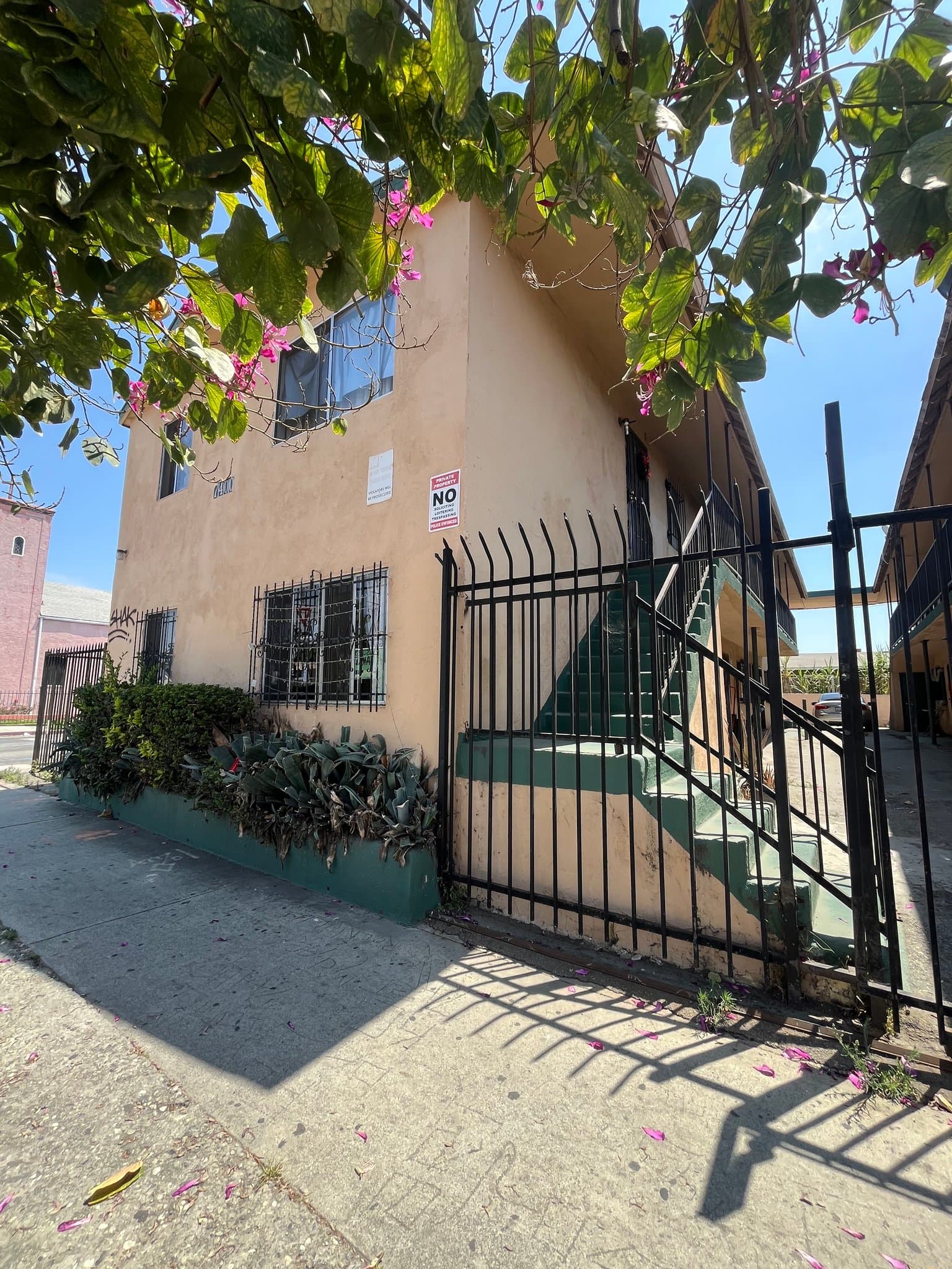Los Angeles Apartment: 7400 S Hoover St