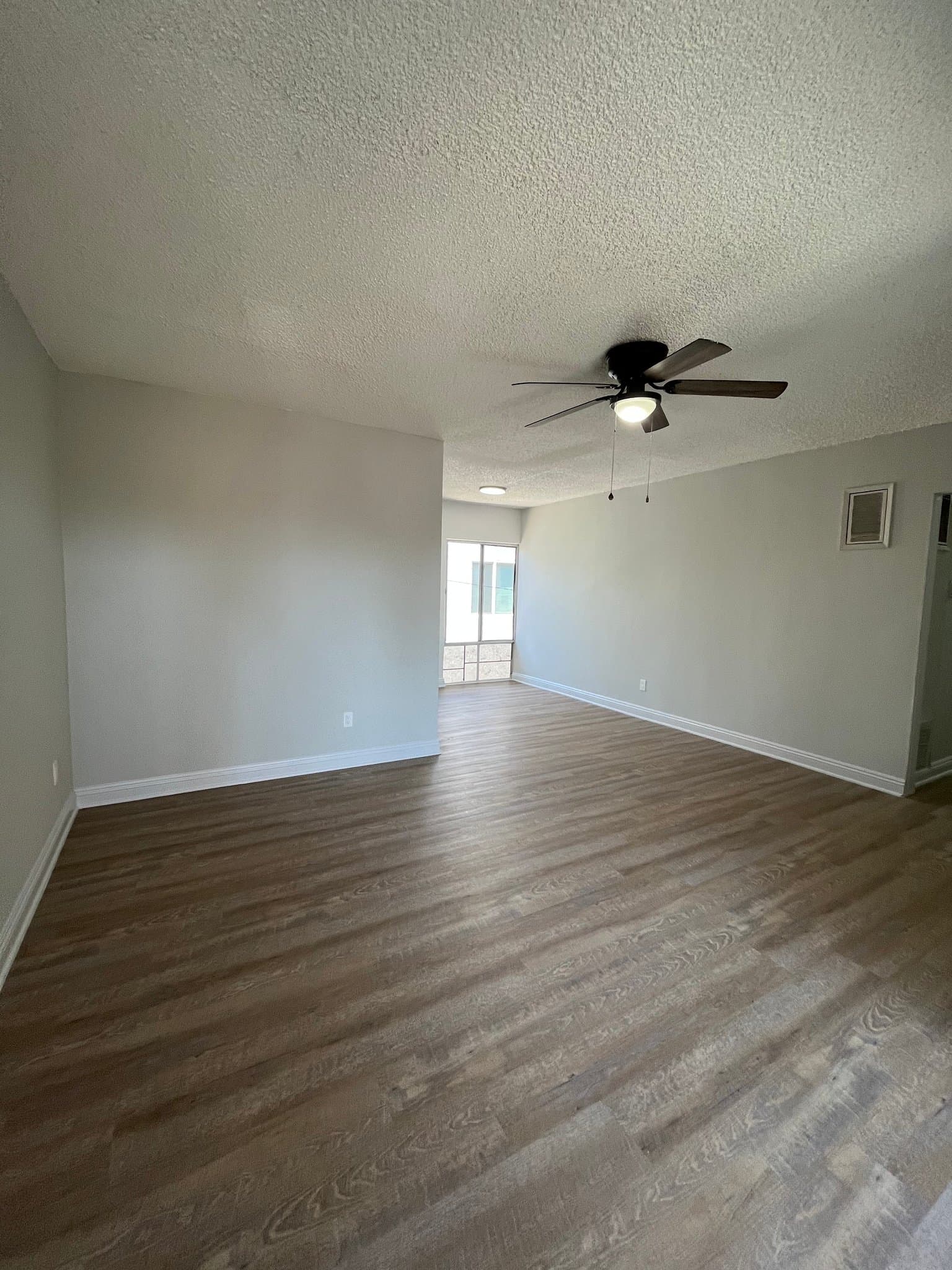 Los Angeles Apartment: 641 w 92nd st