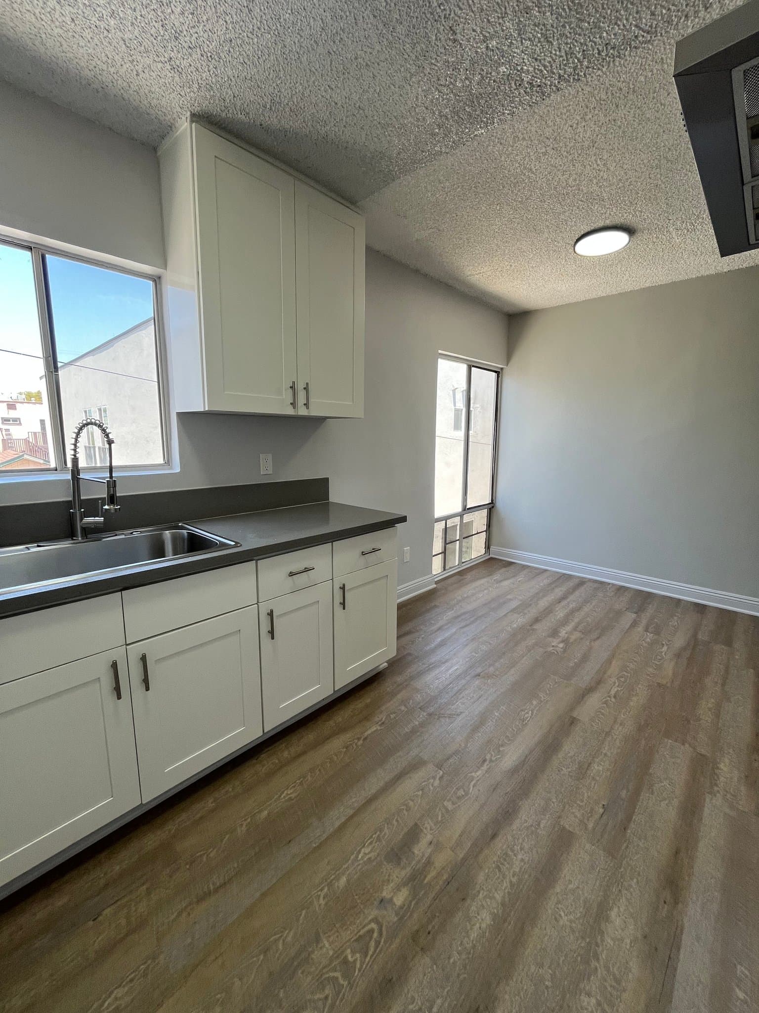 Los Angeles Apartment: 641 w 92nd st