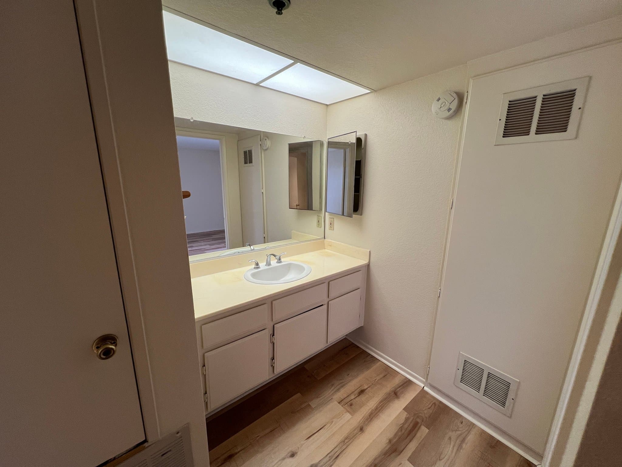 Glendale Apartment: 1517 ROCK GLEN AVE