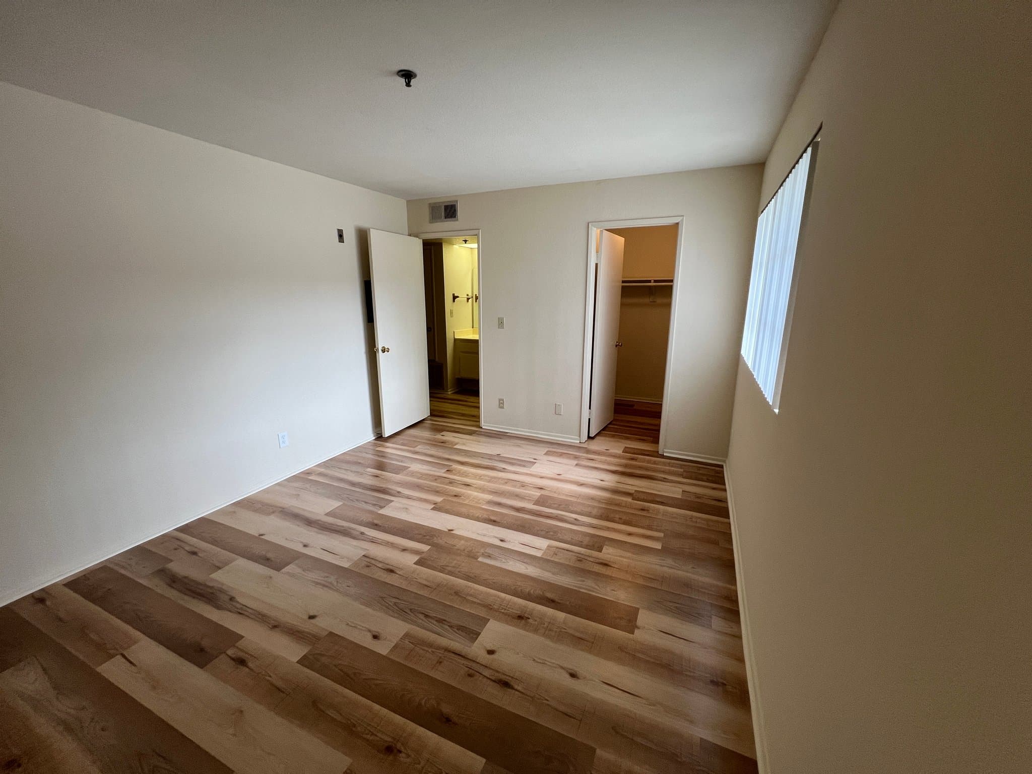 Glendale Apartment: 1517 ROCK GLEN AVE