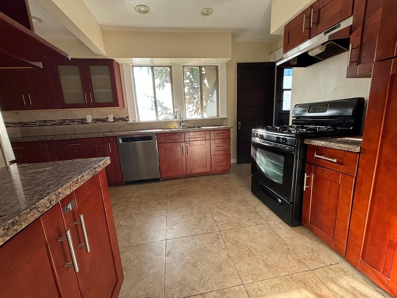 Los Angeles Single Room: 526 W 49th St Los Angeles, CA 90037
