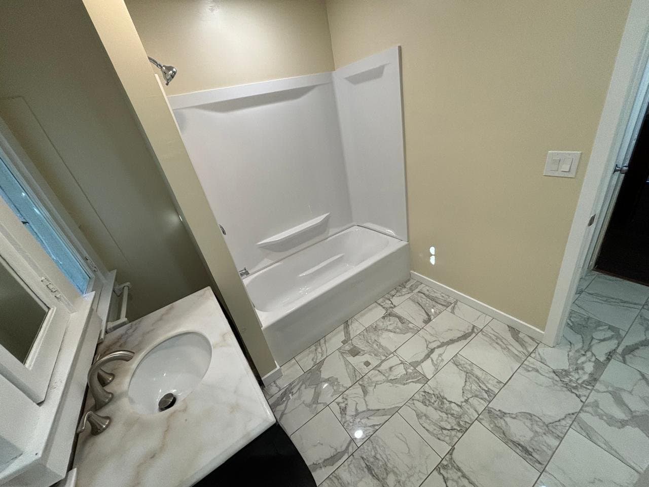 Los Angeles Single Room: 526 W 49th St Los Angeles, CA 90037