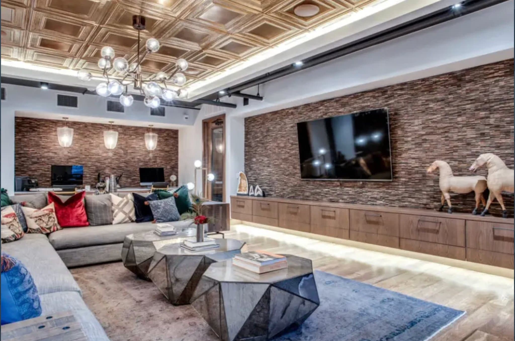 Dallas Apartment: 111 W Davis St
