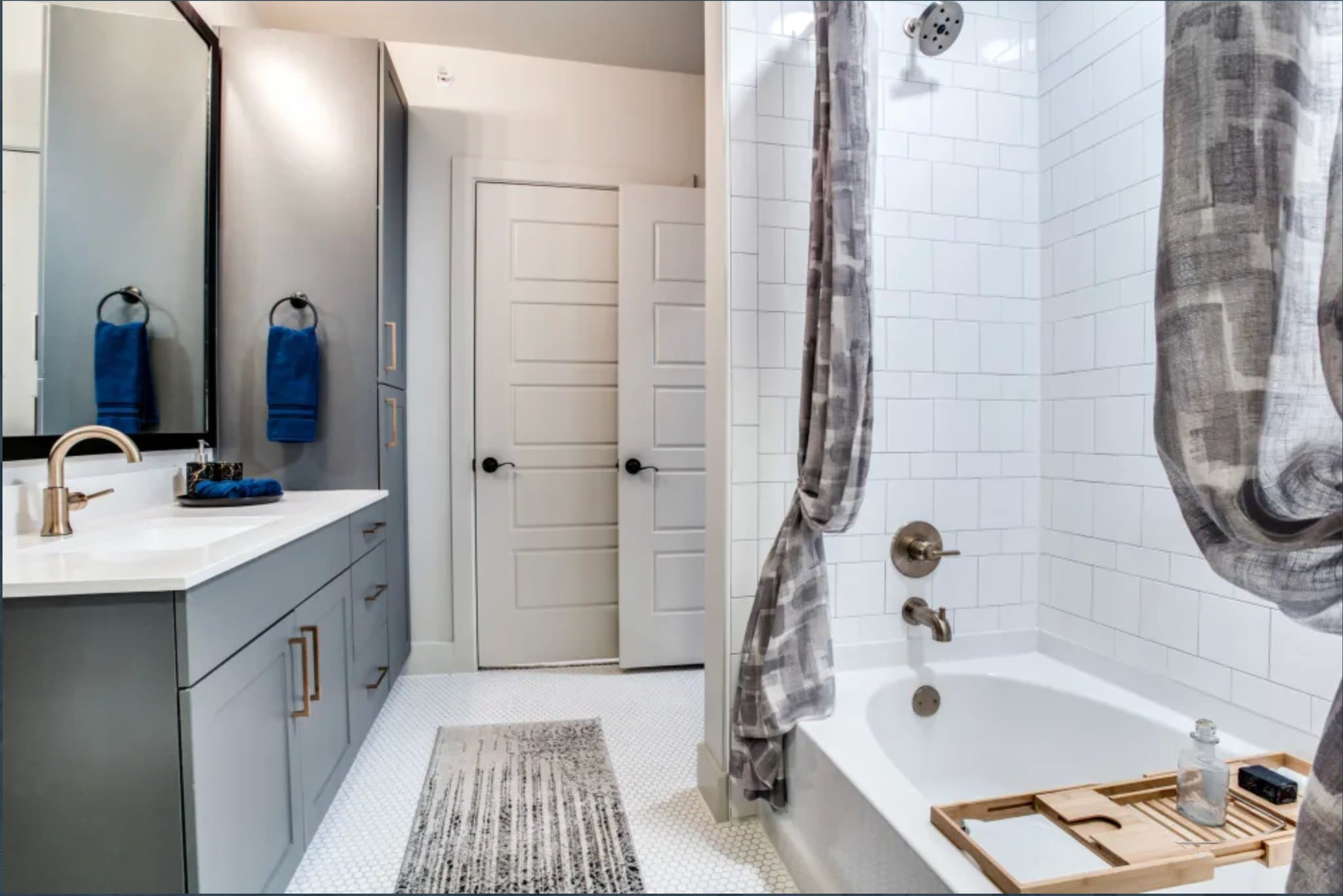 Dallas Apartment: 111 W Davis St