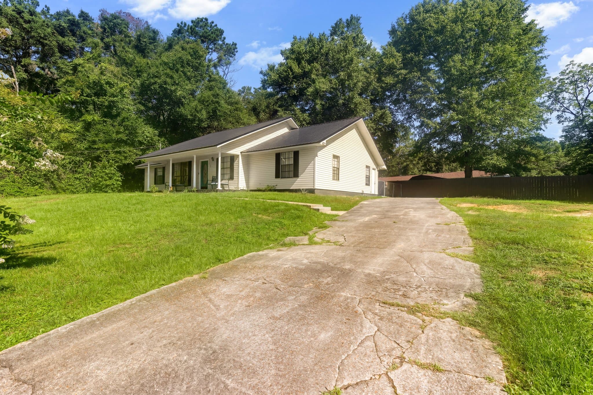 Daleville House: 608 Snell Bridge Road