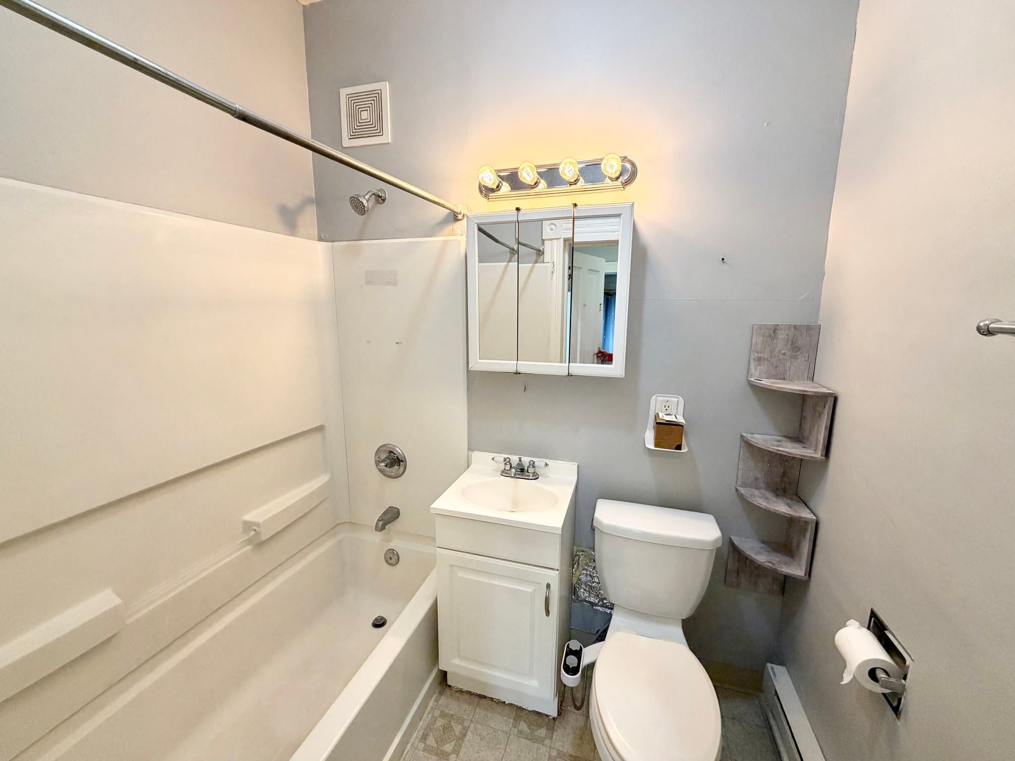 Des Moines Apartment: 3514 3rd St