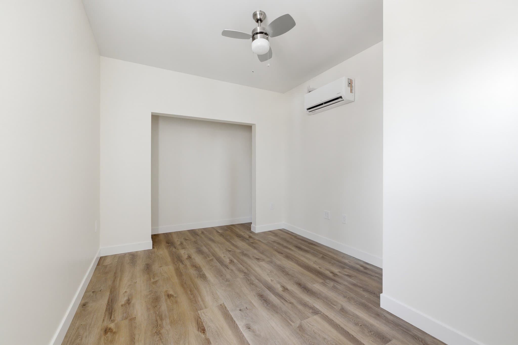 Lancaster House: 43022 6th St E