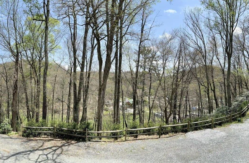 Blowing Rock House: 5190 US Hwy 321 S