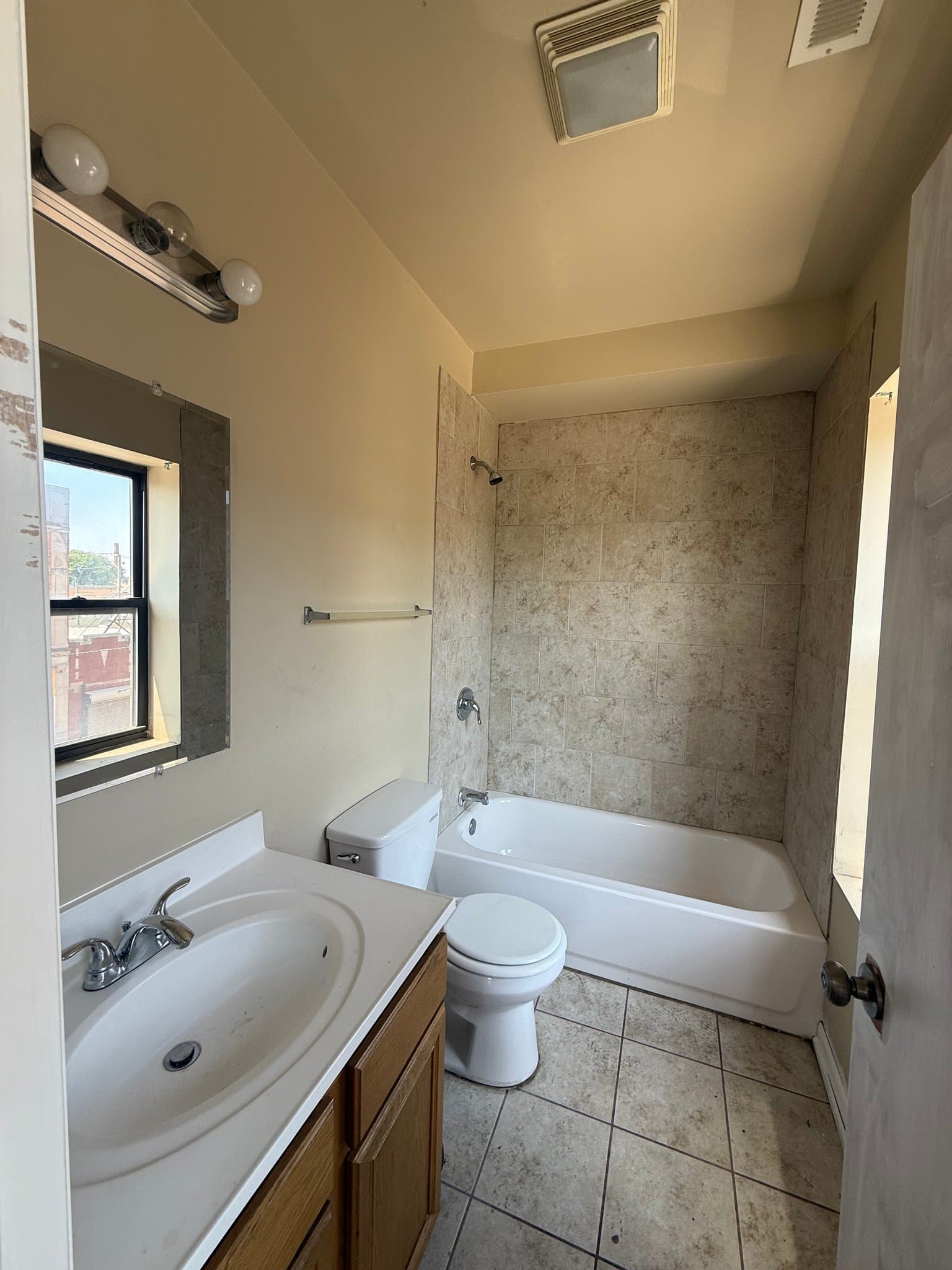 Chicago Apartment: 1904 E 79th St