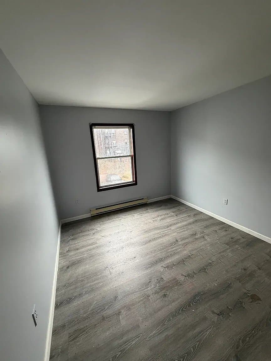 Newark Apartment: 352 South 6th St