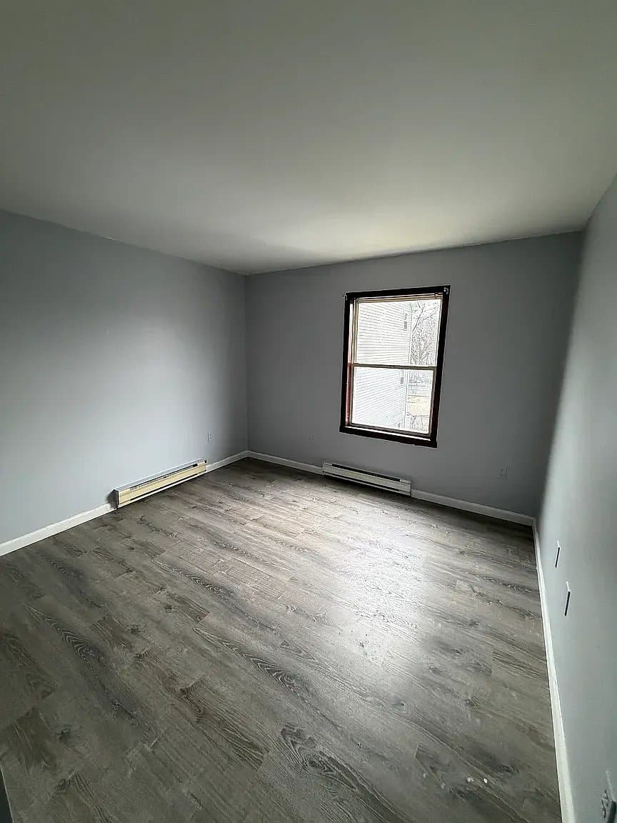Newark Apartment: 352 South 6th St