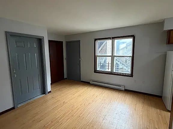 Newark Apartment: 352 South 6th St