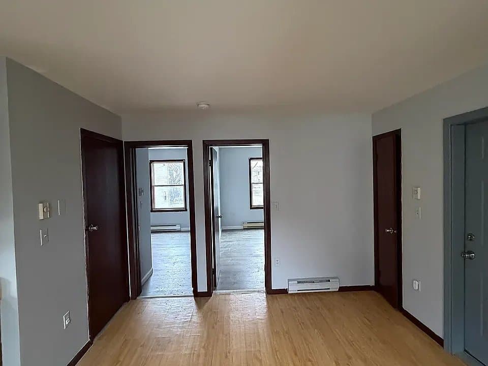 Newark Apartment: 352 South 6th St