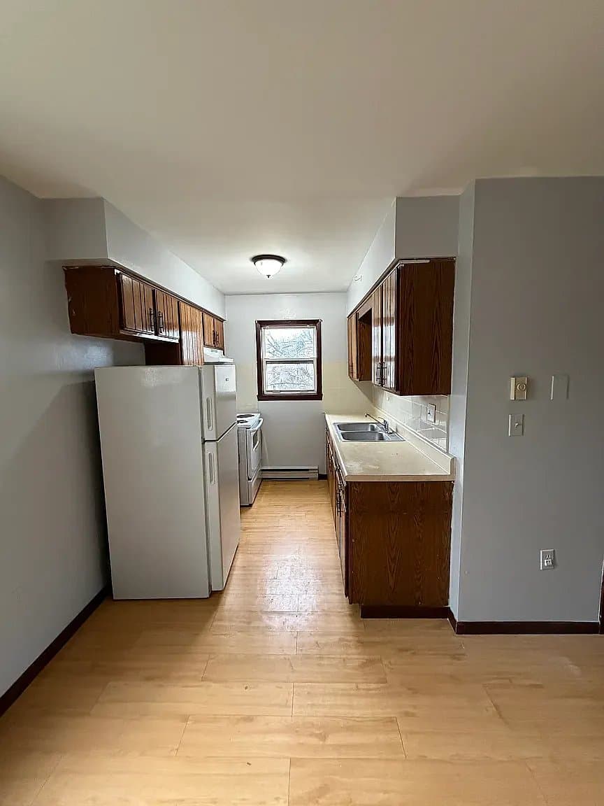 Newark Apartment: 352 South 6th St