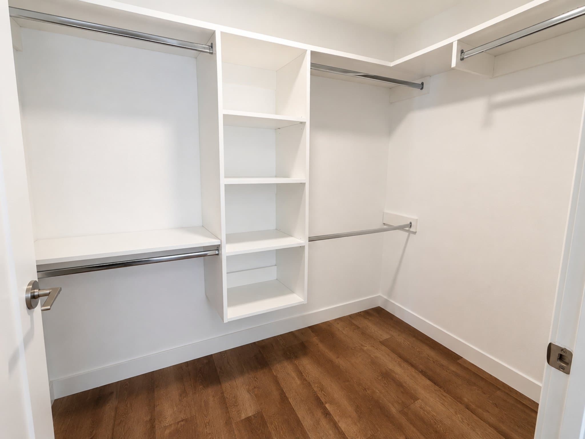 Los Angeles Apartment: 2880 James M Wood Blvd