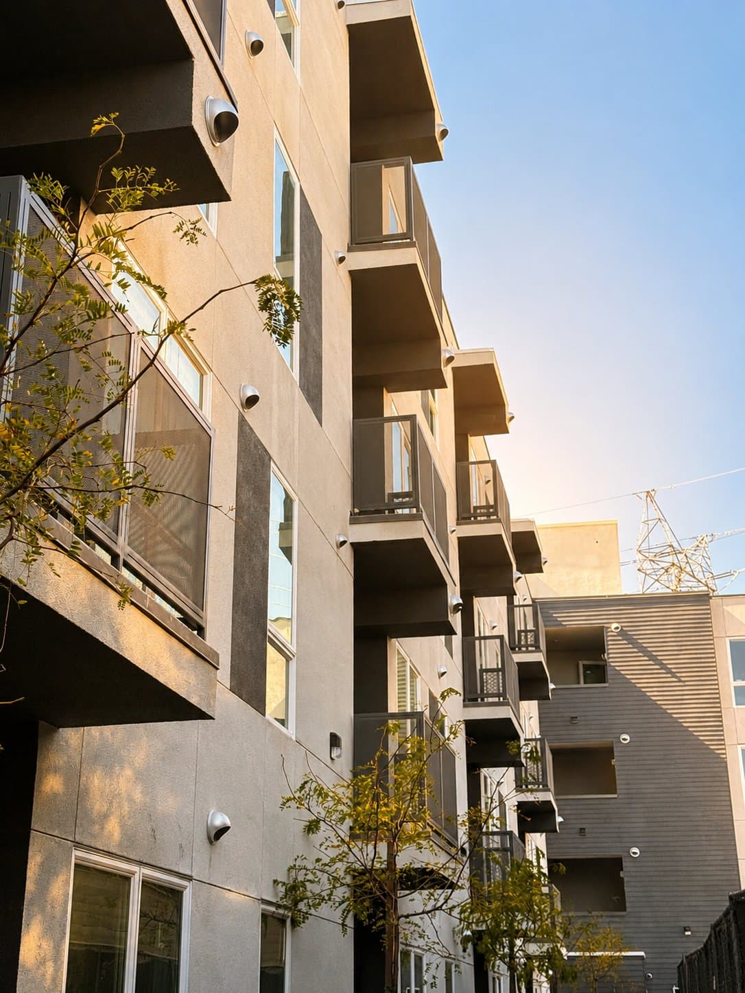 Northridge Apartment: 18900 Parthenia St