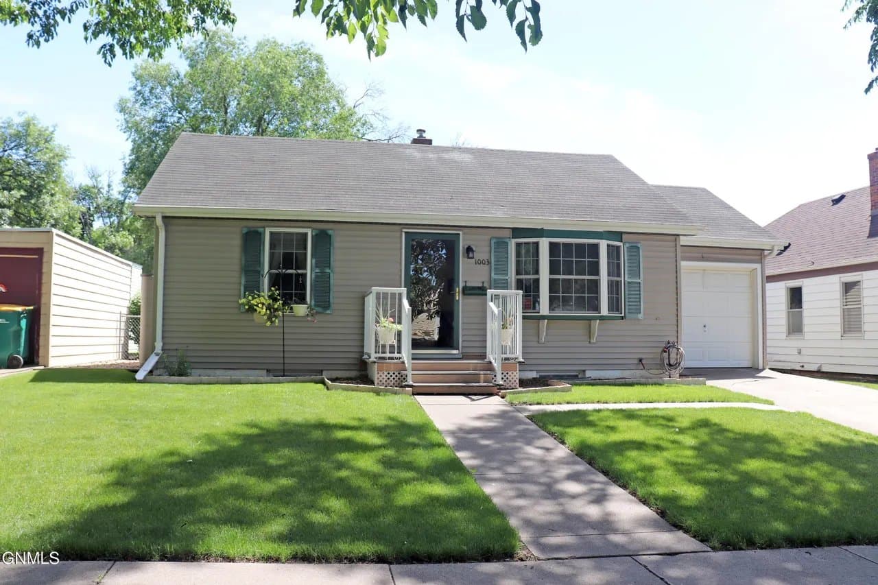 Bismarck House: 1003 N 10th St