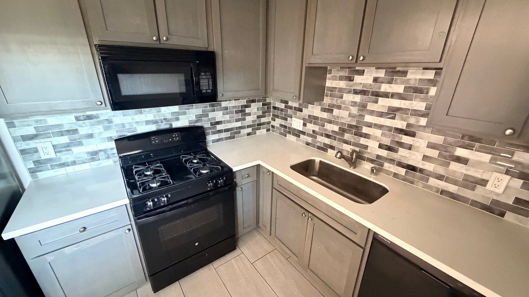 Sherman Oaks Apartment: 15483 Moorpark St