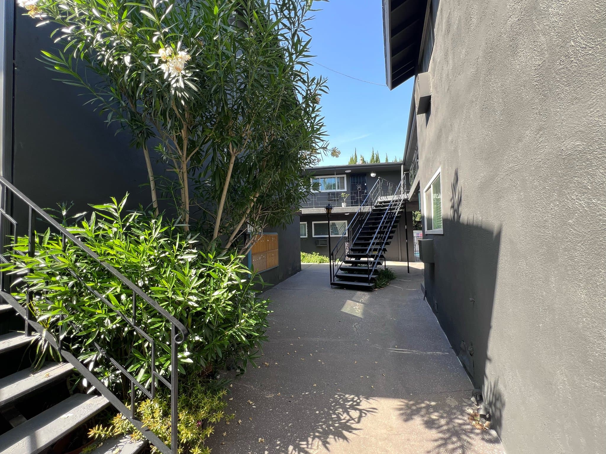 Sherman Oaks Apartment: 15483 Moorpark St