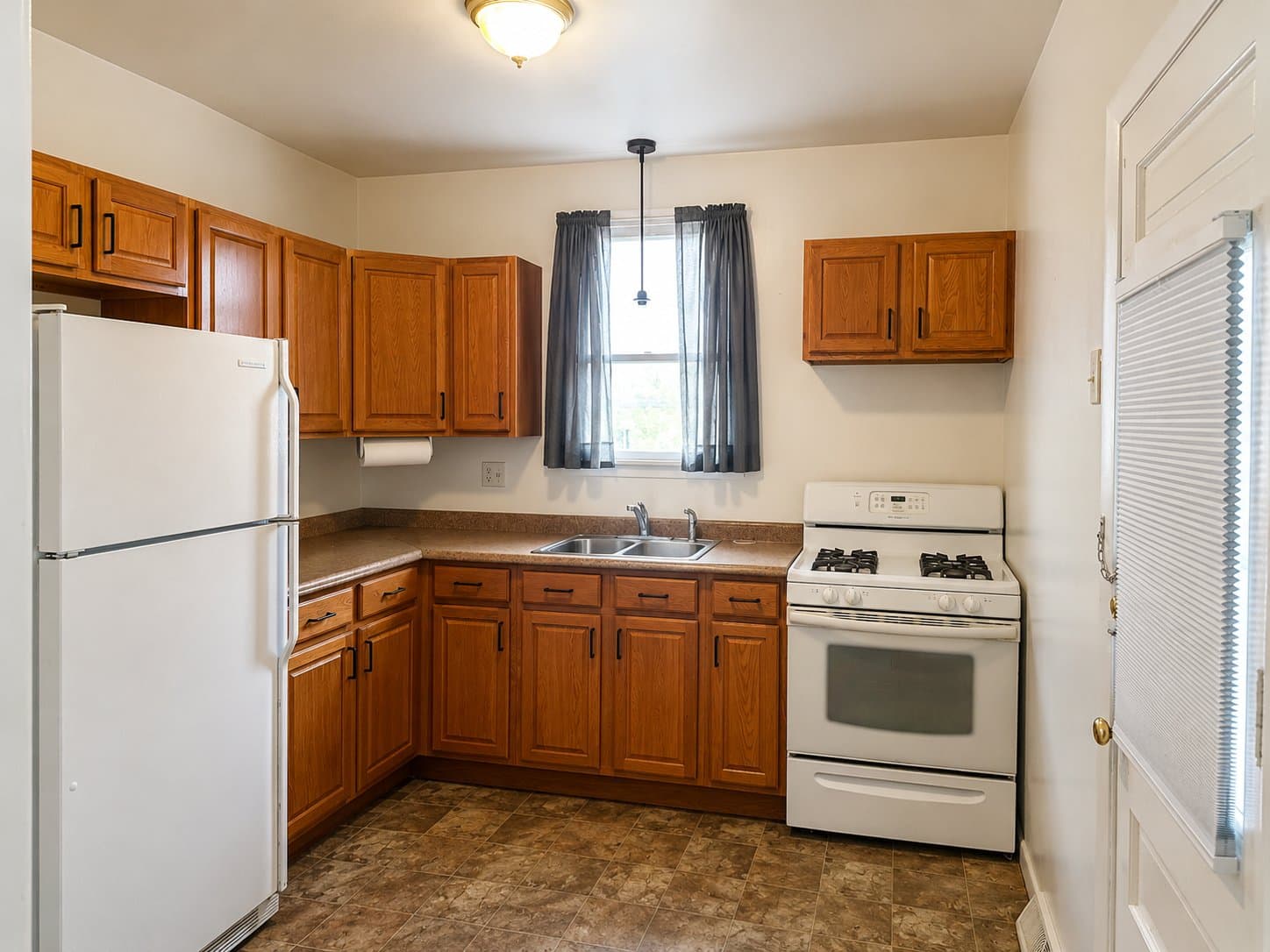 Ellwood City Apartment: 422 Franklin Ave
